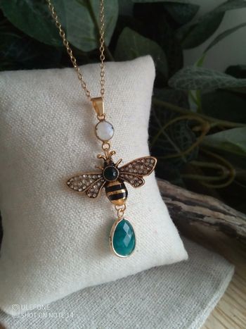 Collier pendentif abeille et pierres semi précieuses