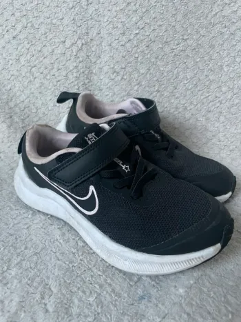 Baskets running Nike fille 28.5