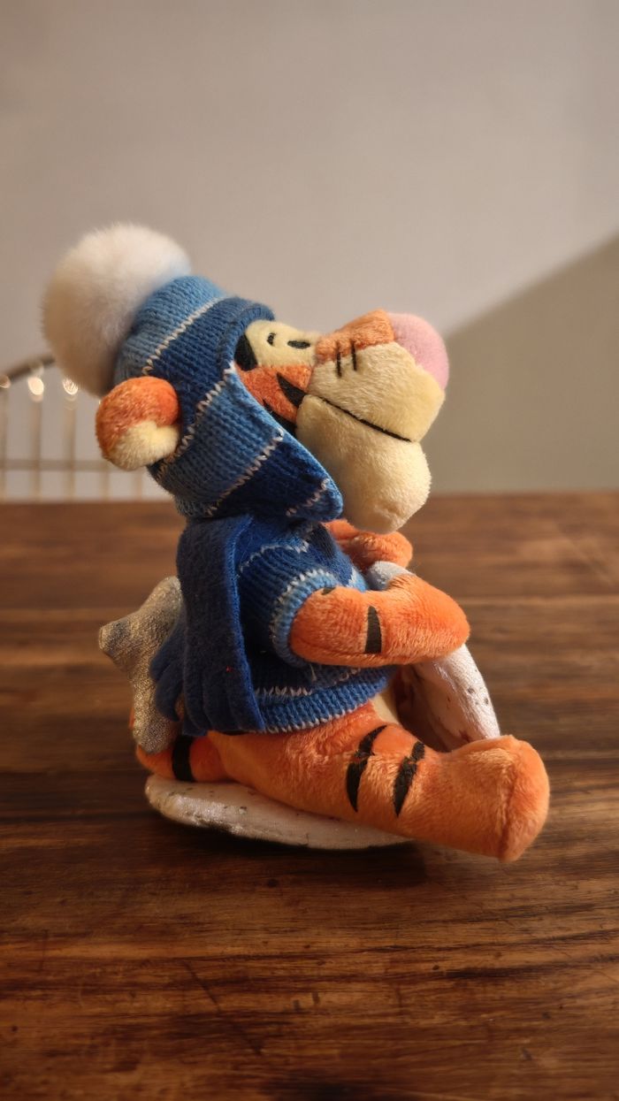 Peluche Tigrou de Winnie l'Ourson sur luge, vêtue d'une tenue d'hiver 15 cm - photo numéro 2