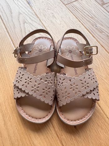 🤎 sandales fille  Vertbaudet pointure 26.    15€.