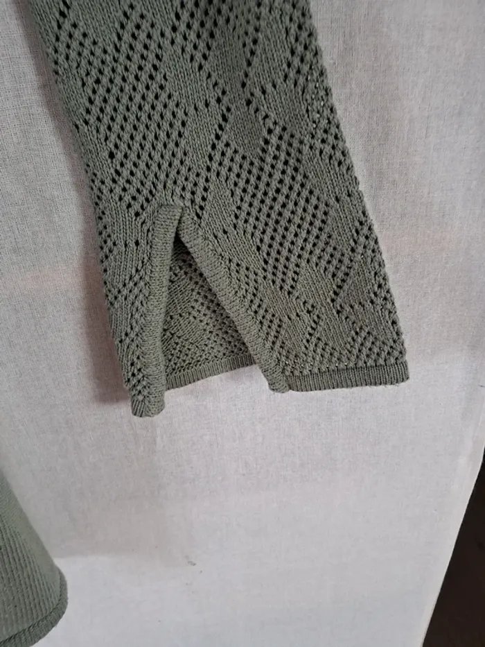 Joli pull d'été original avec ses manches larges et ouvertes en bas - photo numéro 2