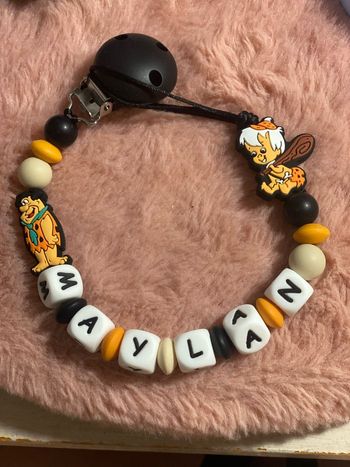 Attache tétine pierre à feu