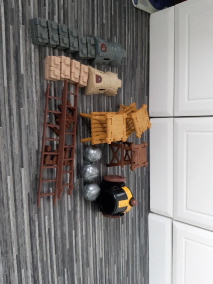 Divers jouets  châteaux forts  année 2000