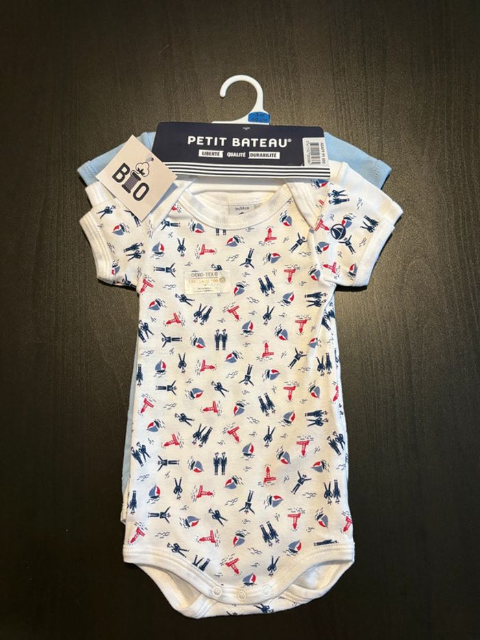 Lot de 3 bodies Manches courtes Petit bateau Taille 3 mois.