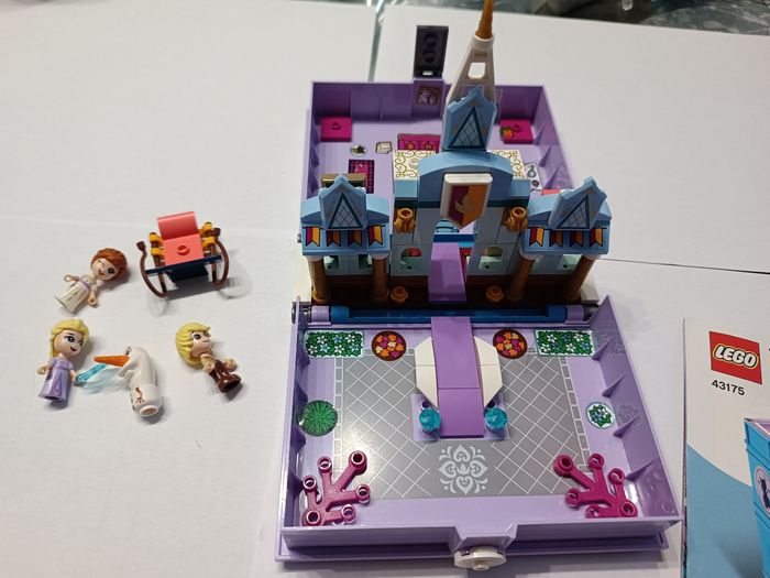 Lego 43175 Les aventures d'Anna et Elsa dans un livre