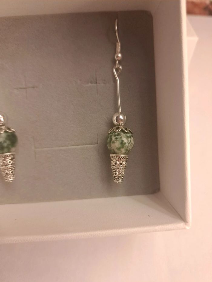 Boucles d'oreilles pendante vertes argenté - photo numéro 7