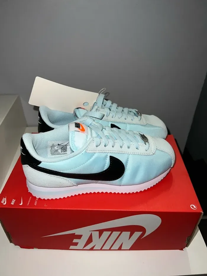 Basket Nike taille 35.5 - photo numéro 2