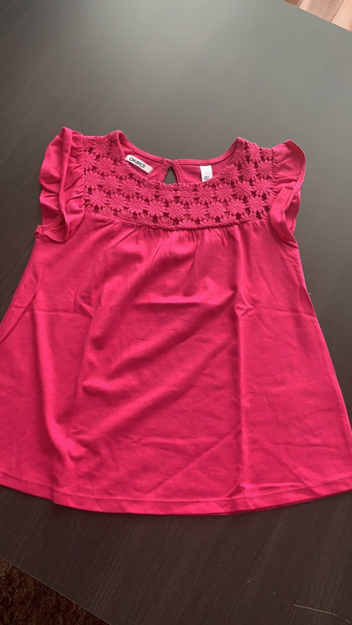 T-shirt rose motif dentelle