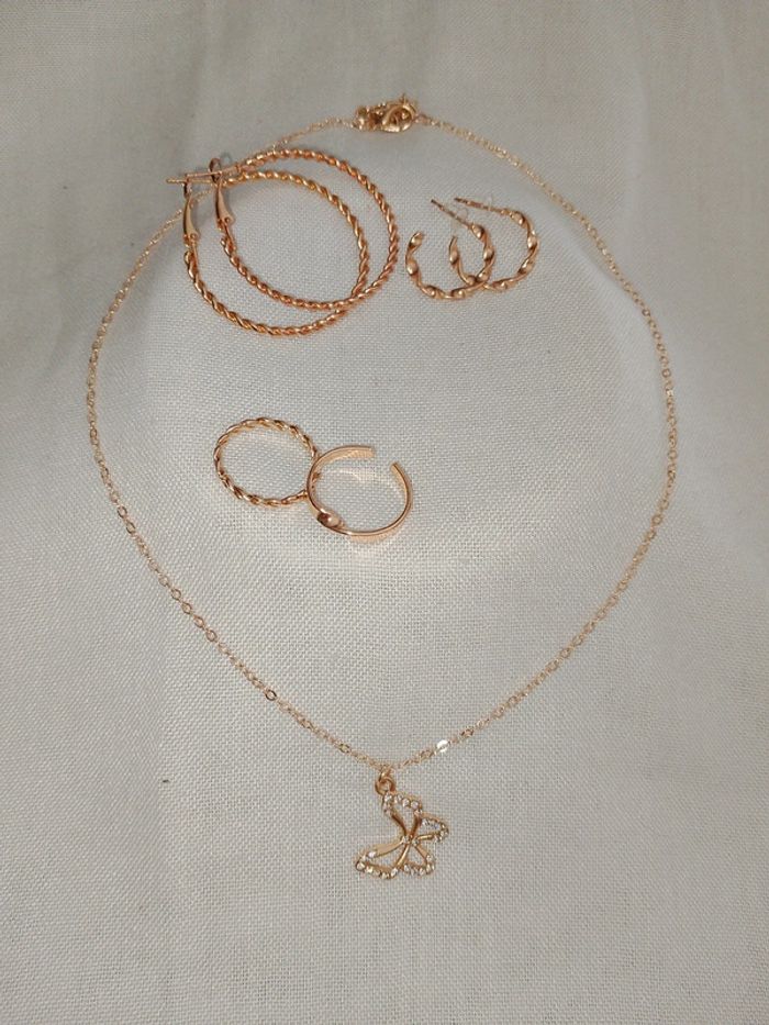 Lot 2 paires de boucles d'oreilles 2 bagues 1 collier