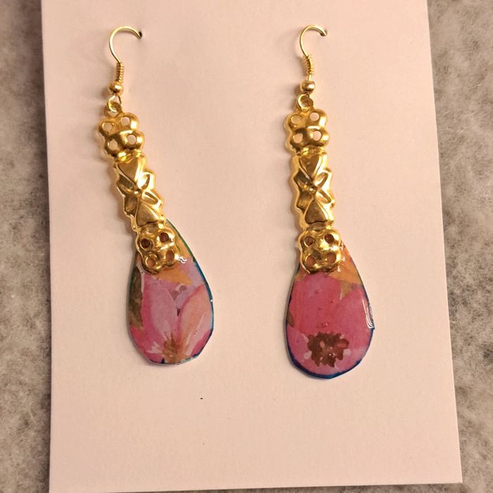 Boucles d'oreilles pendante en résine rose florale et doré - photo numéro 7