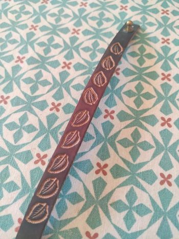 Bracelet en cuir motif feuille