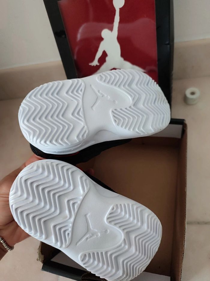 Coffret Jordan bébé 6-12 mois et paire de baskets jordan Max Aura 4 pointure 19.5 - photo numéro 3