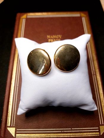 Magnifique paire de boucles d'oreilles à clip doré