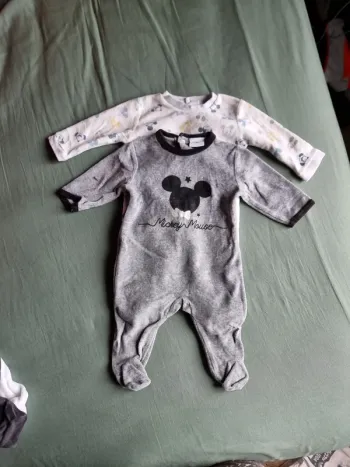 Lot 2 pyjama mickey 3 mois