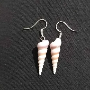 boucles d'oreilles pendantes fantaisie métal argenté et coquillage