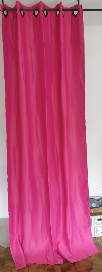 Rideau rose occultant a oeillets