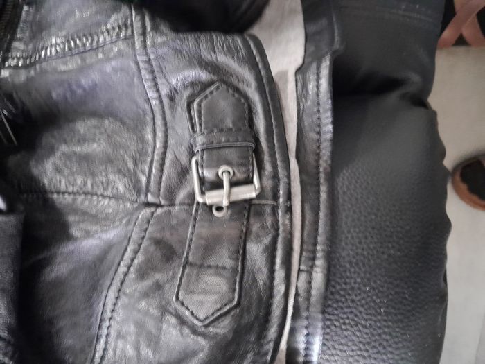 Blouson cuir noir avec facture usé mais ont voit le prix - photo numéro 3