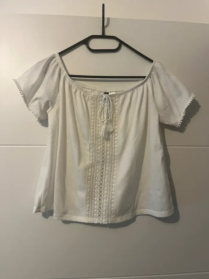 T-shirt blanc épaule