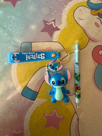 Lot porte clé et stylo Stitch