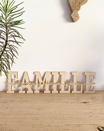 Mot famille en bois