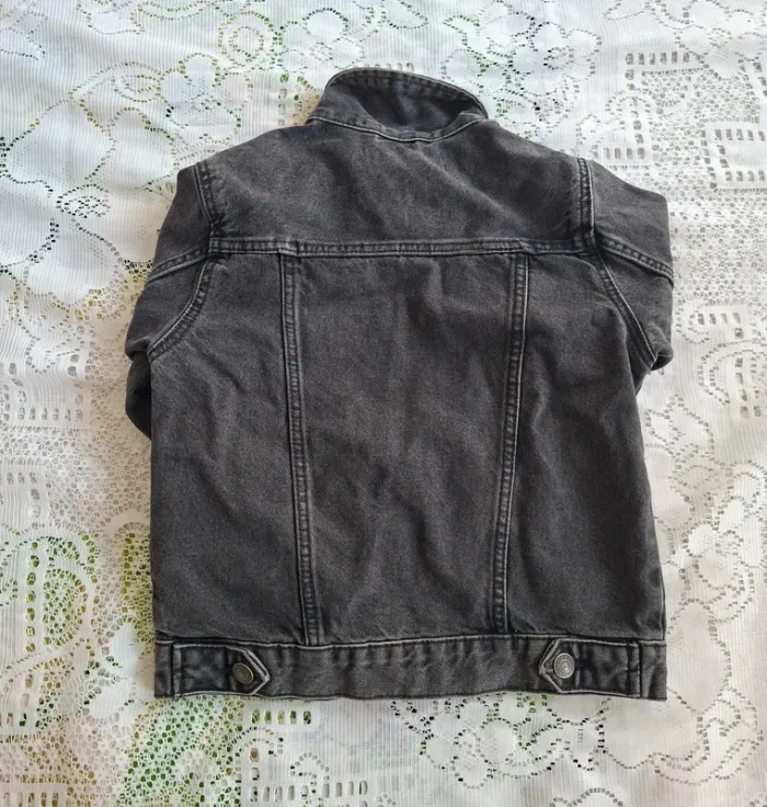 Veste en jean noir - look rock et moderne, Zara, en très bon état, taille 3-4 ans - photo numéro 2