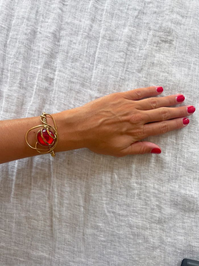 Bracelet doré et pierre rouge fait main - photo numéro 3