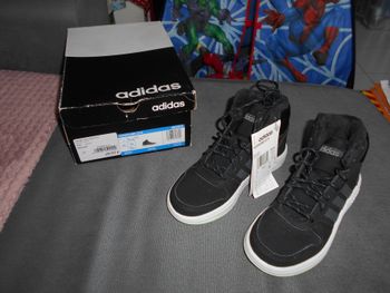 Baskets (Adidas), pointure: 32, neuves avec étiquettes