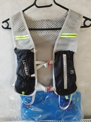 Gilet d'hydratation avec flasque de 2L 