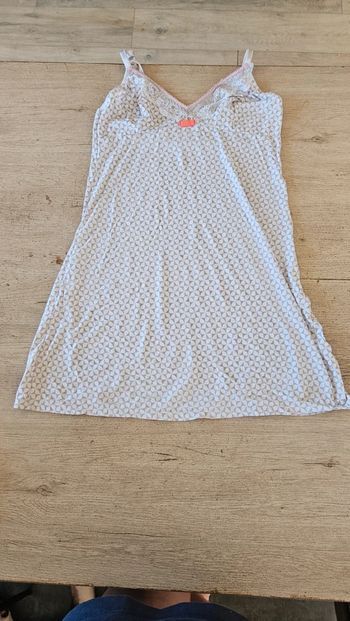 Chemise de nuit / nuisette à bretelles blanche à motifs, taille S/M