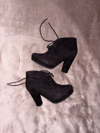 Bottines à talons à lacets femme taille 36 noires en très bon état.