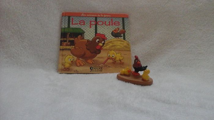 Animaux de ferme coq et poussins avec le livre
