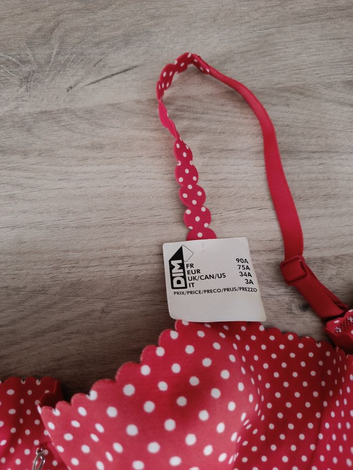 Soutien-gorge 90A à pois rouge Agnès B

Neuf avec étiquette 

Idéal pour une jeune fille - photo numéro 3