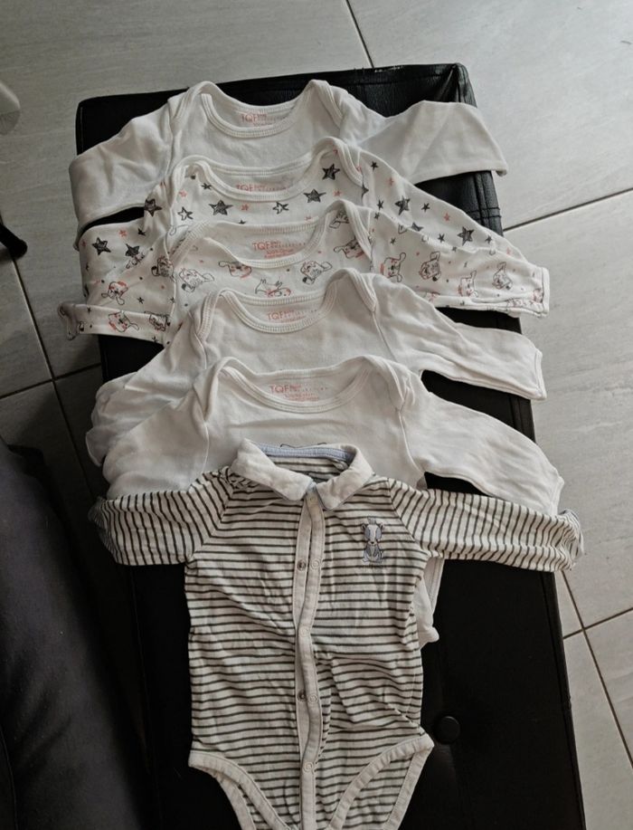 Lot bodies bébé 6 mois
