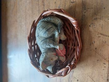 Figurine chat gris dans panier en osier – déco / collection