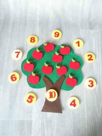 Arbre en feutre pour apprendre à compter