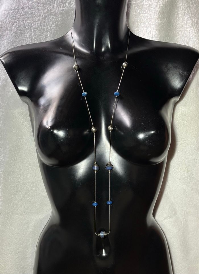 🦋Sautoir argenté et bleu – Élégance moderne