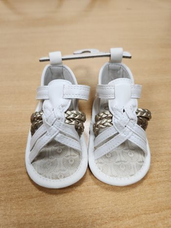 Sandales bébé obaibi blanches taille 1-6mois.