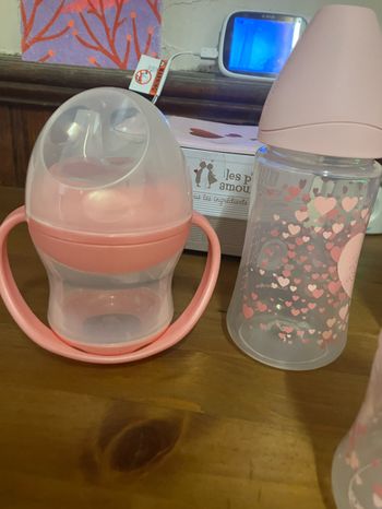 1 lot biberon + 1 verre a bec verseur