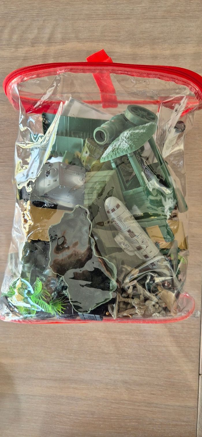 Lot de jouets militaires