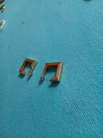 Boucle d oreille carre neuve dorée