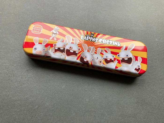 Trousse ou boîte en fer lapin crétins