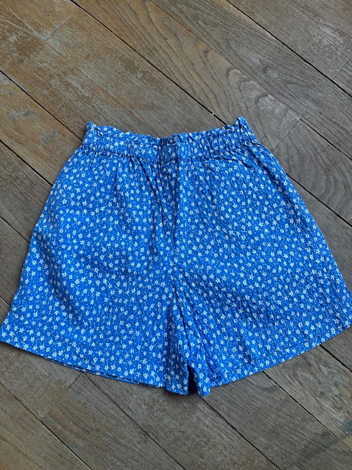 Short bleu fleuri Uniqlo 5-6 ans état neuf - photo numéro 2