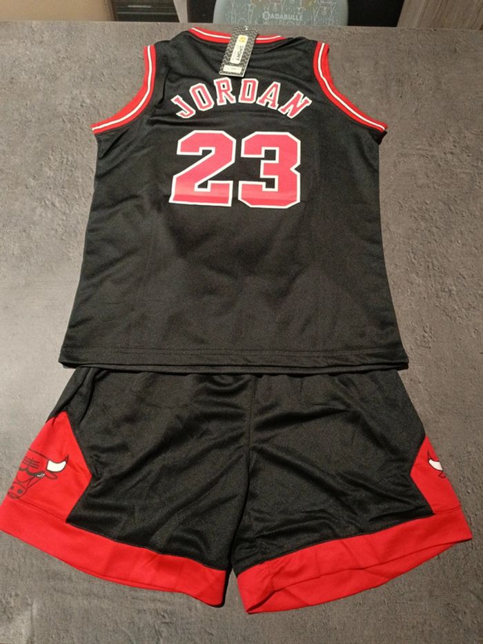Tenue NBA Chicago Bulls Michael Jordan noir t.26