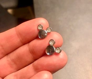 Paire de boucles d oreilles Minnie,fermoir plastique,en tbe à 20 euros