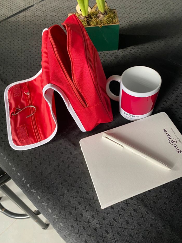 Trousse de voyage + mug + carnet et stylo - photo numéro 2
