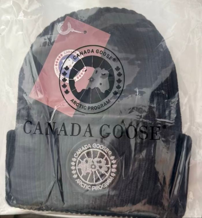 Bonnet Canada goose