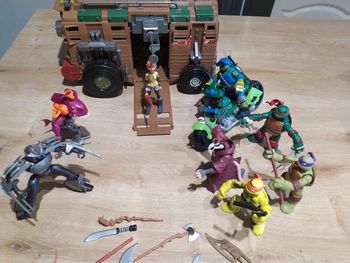 Lot tortues ninja 8 figurines 2 véhicules 2012