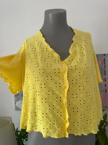 Superbe petite blouse ajouré jaune 🍋 citron taille unique excellent état