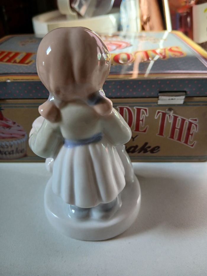 Sculpture fermière en porcelaine - photo numéro 3