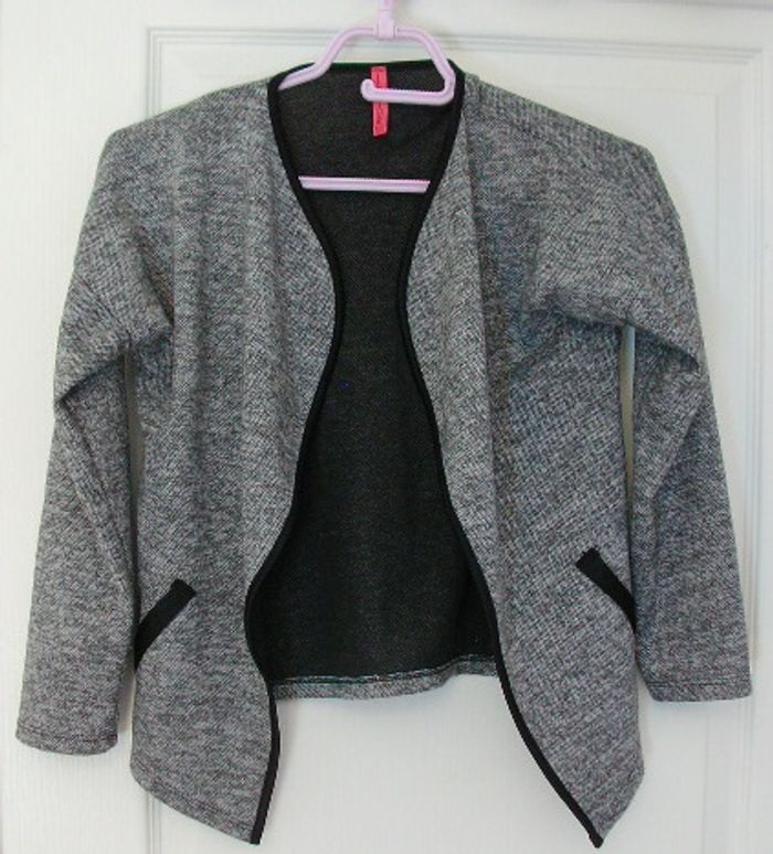 Veste grise et noire 10 ans